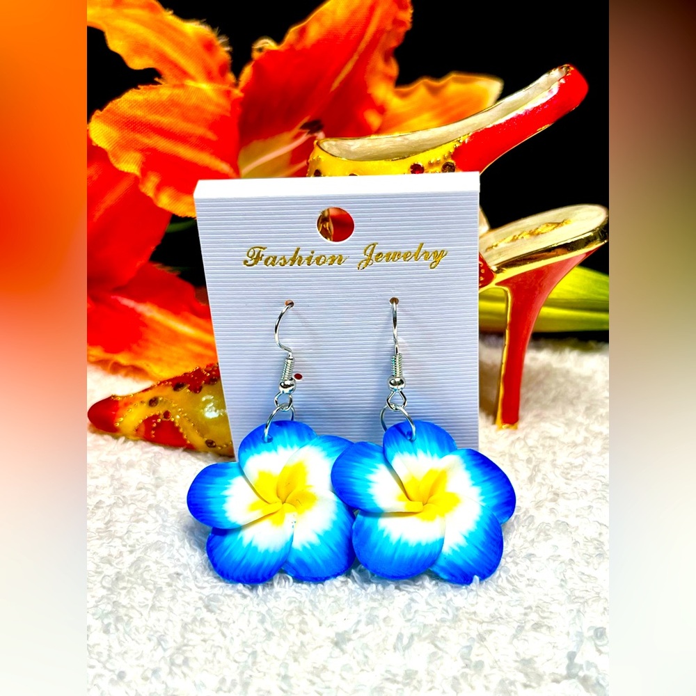 2/25 🌺 Hawaiian plumeria polymer clay EARRING- NEW-nickel free